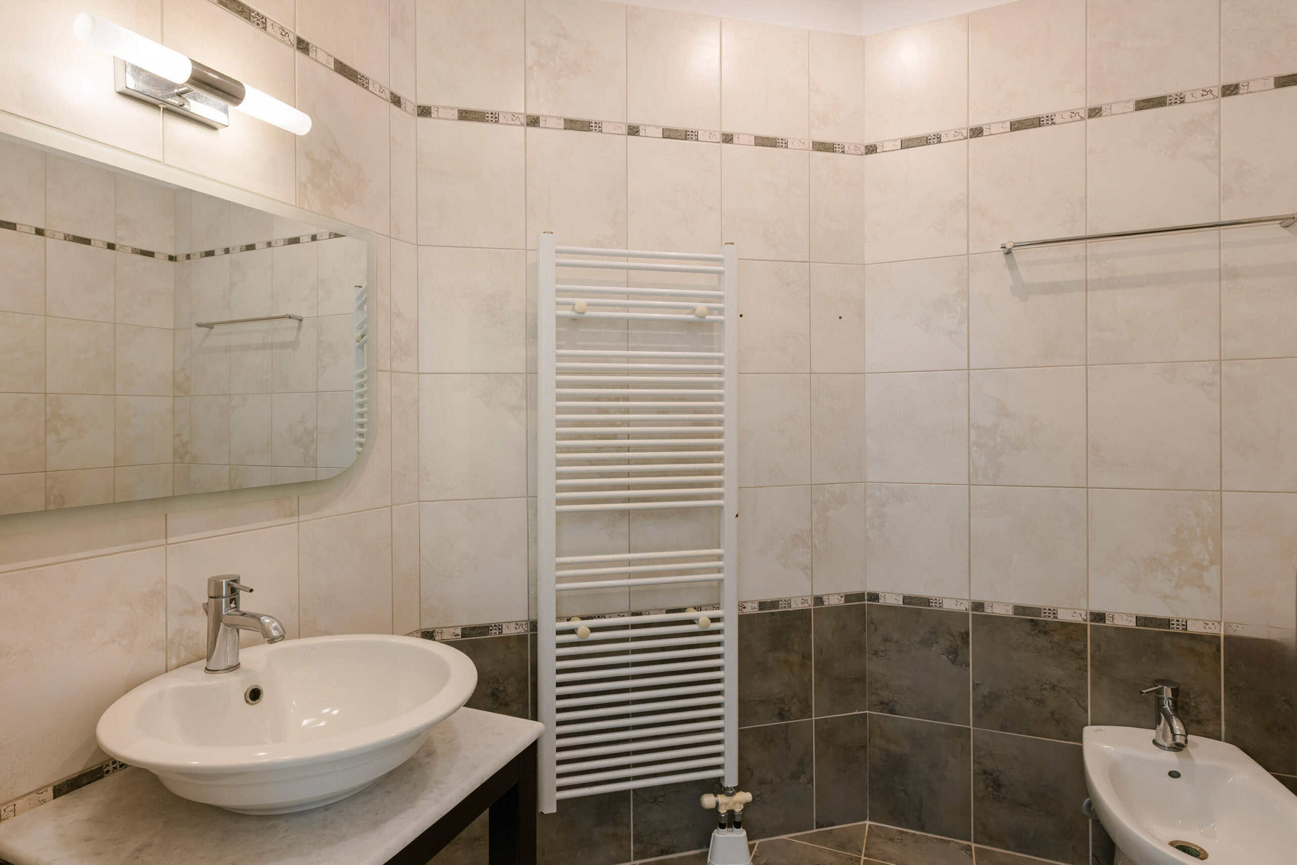 upstairs guest bathroom r2